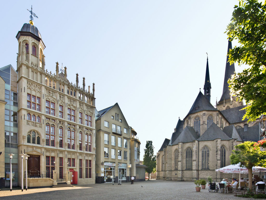 Wesel_Großer Markt mit Rathausfassade und Dom
